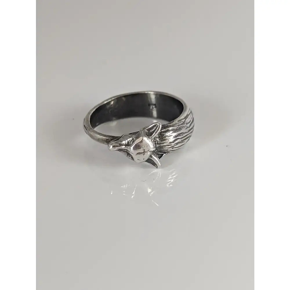 Silver fox ring in 925 silver with textured fur detail, elegant animal inspired jewelry for animal lovers