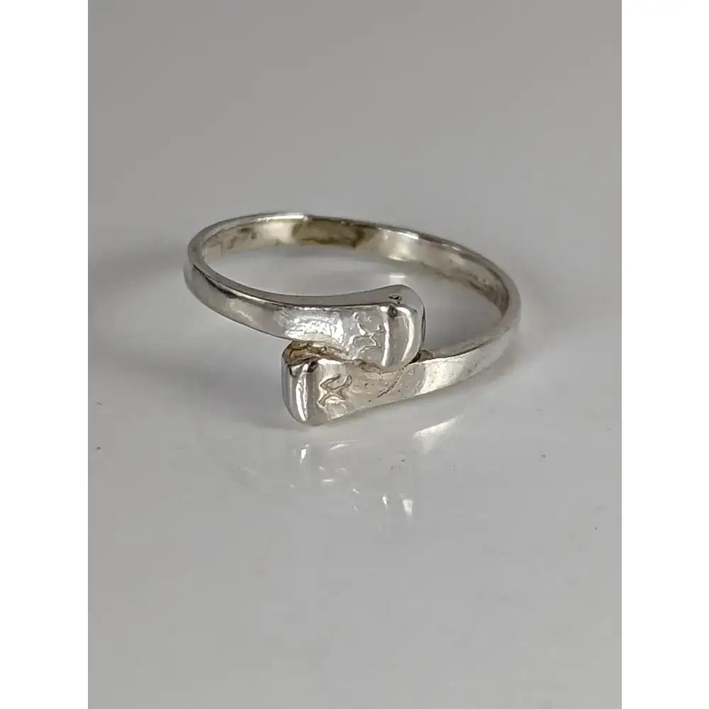 Silver hoof nail ring in 925 silver with textured hammered finish and interlocking geometric design, perfect equestrian gift