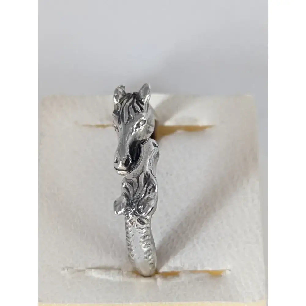 925 silver two horse heads ring with intricate detailing and textured band perfect equestrian-inspired gift