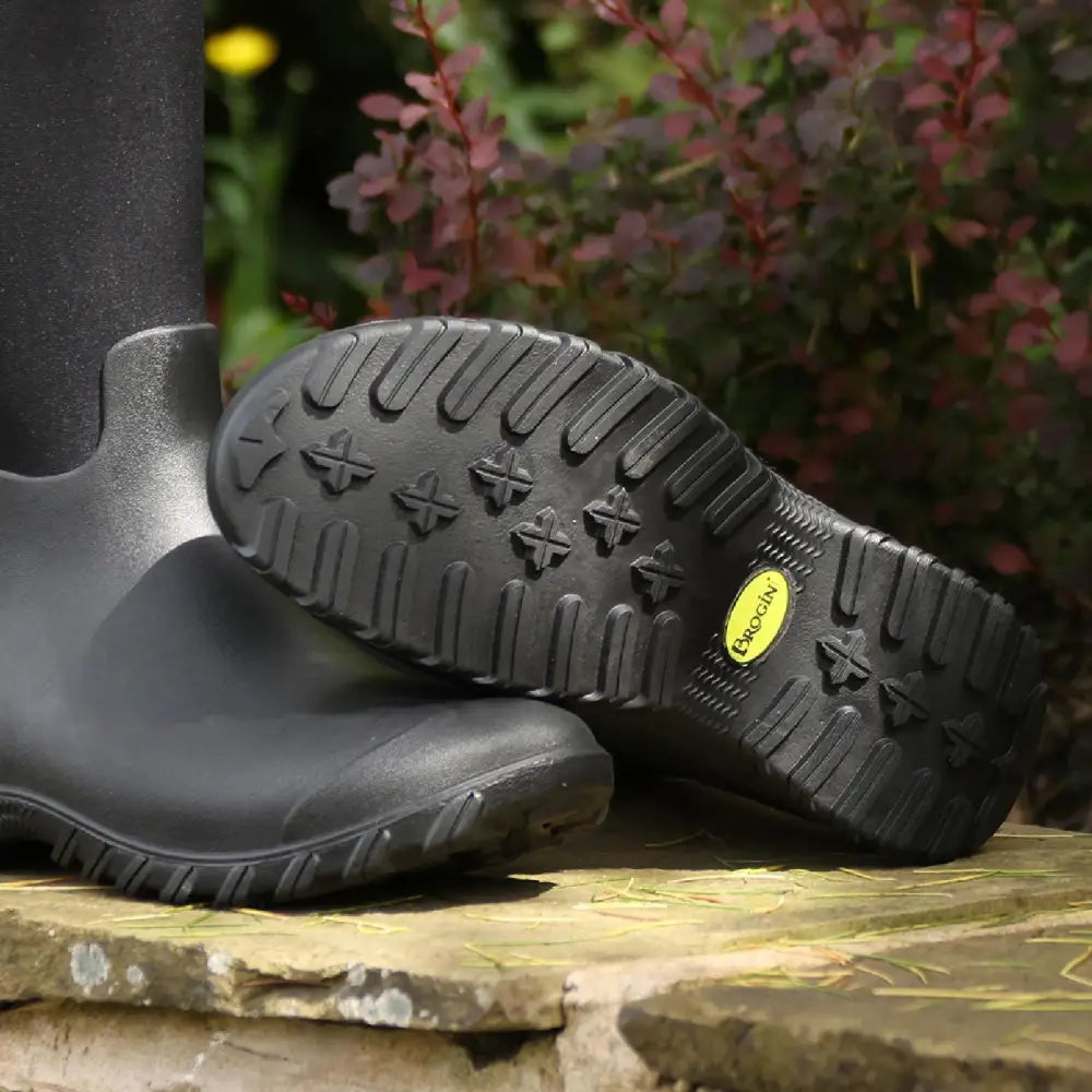 Black rubber brogini wb145 keswick ladies muck boots with textured treaded sole and yellow vibram logo