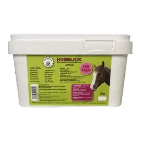 White plastic tub of hubblick garlic horse supplement with green and pink label featuring horse image for garlic horse lick