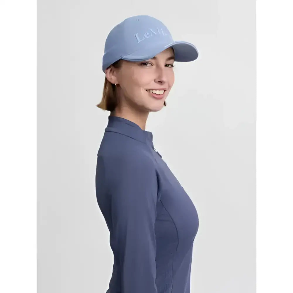 Light blue lemieux lara cap made of cotton twill with embroidered levi’s logo and metal slide adjuster on the back