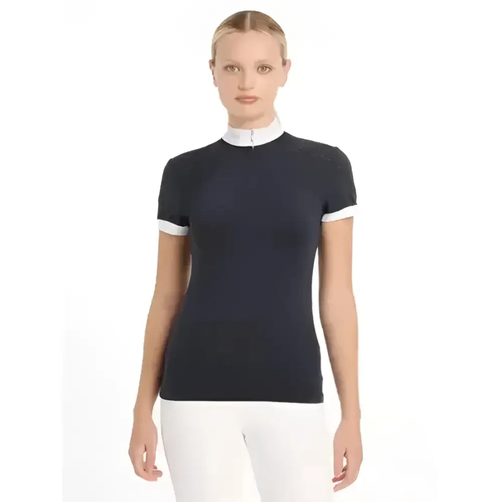 Black short-sleeved lemieux olivia short show shirt with white collar and cuffs made of super soft stretch fabric