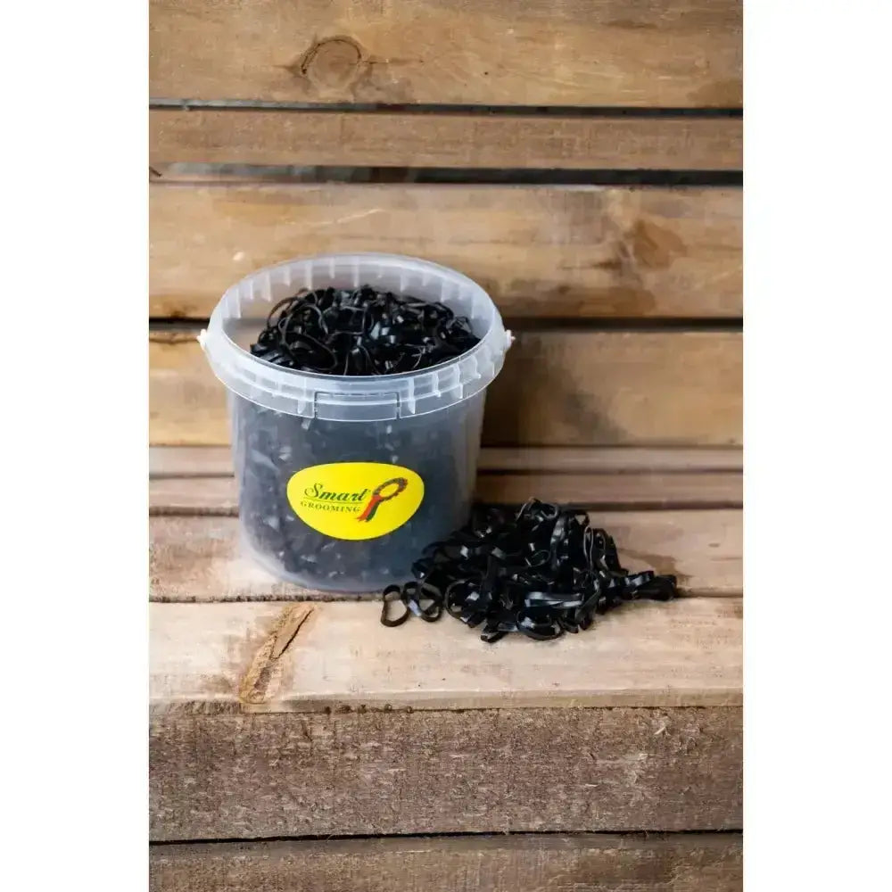 Black silicone plaiting bands in a clear tub with yellow label perfect for braiding horses plaiting bands tub of 1800