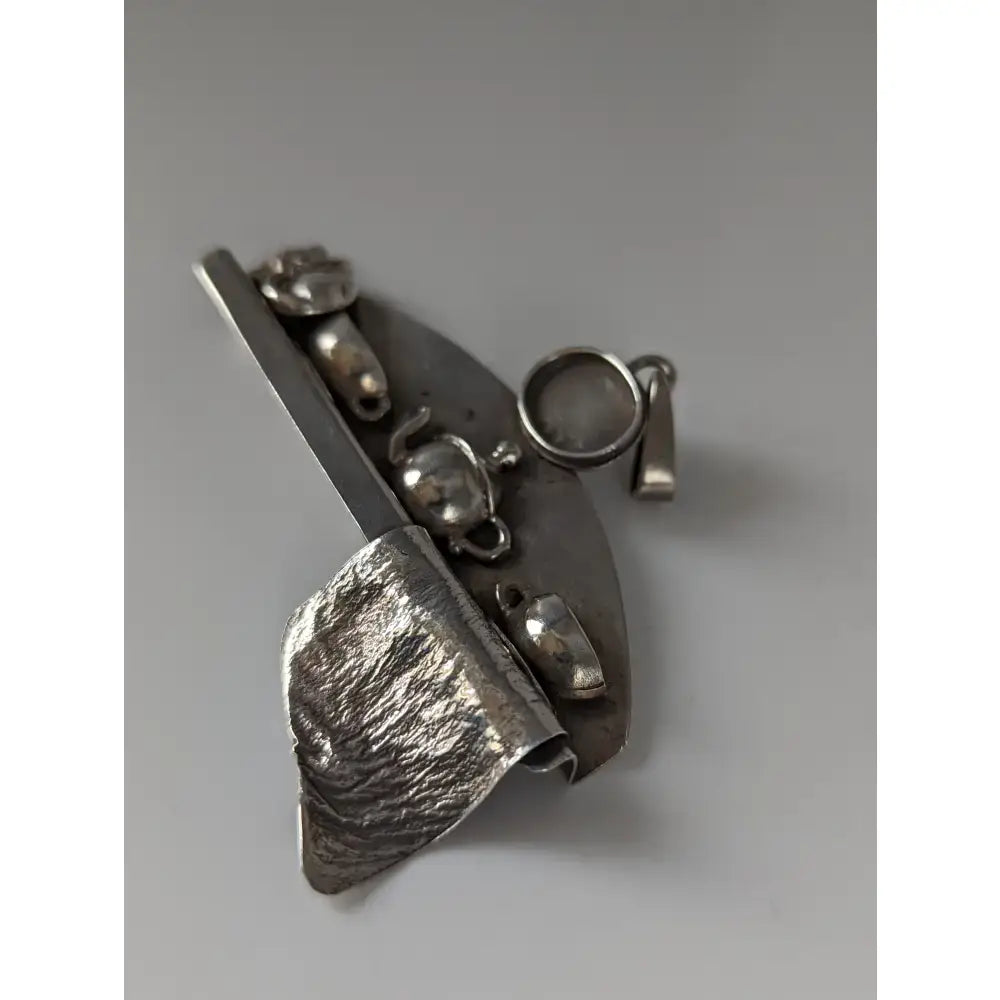 Silver steed cats shelf silver pendant with textured leaf base and miniature teapot and cup charms in silver tone