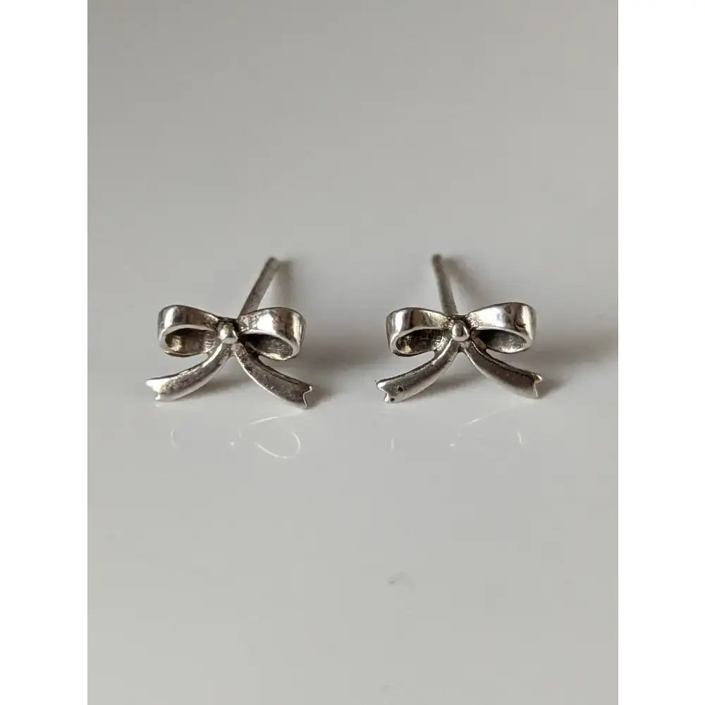 Silver steed bow stud earrings with a polished metallic finish in silver perfect for everyday wear