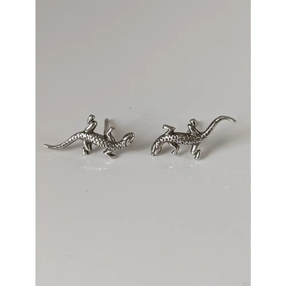 Silver steed detailed lizard stud earrings with textured scales in sleek silver for a minimalist look