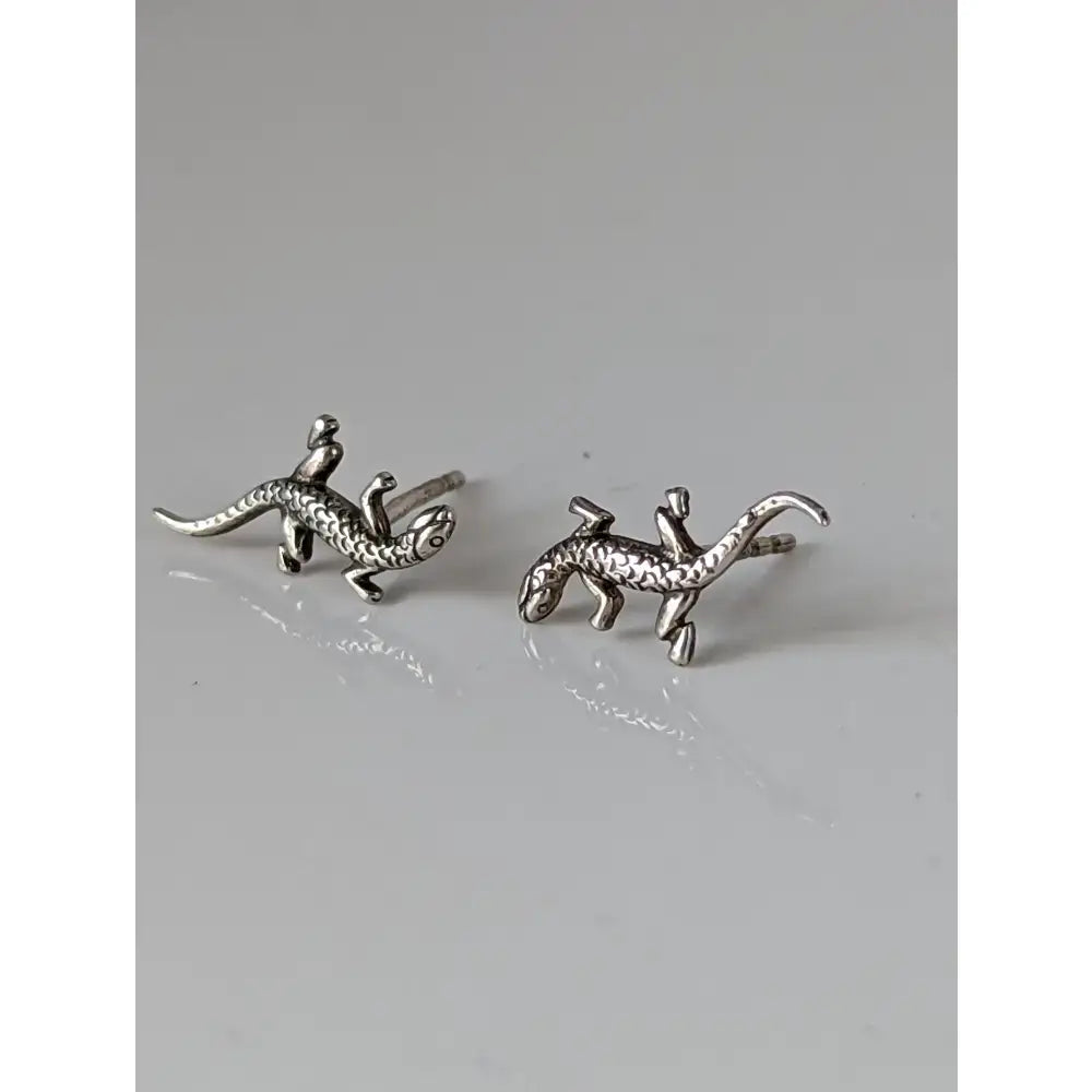 Silver steed detailed lizard stud earrings in silver with textured scales and polished metallic finish