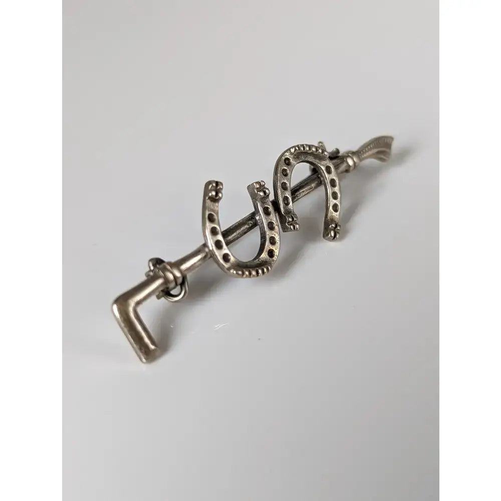 Silver steed double shoe silver brooch in silver metal with three interlocking horseshoes and decorative bar clasp stock tie pin