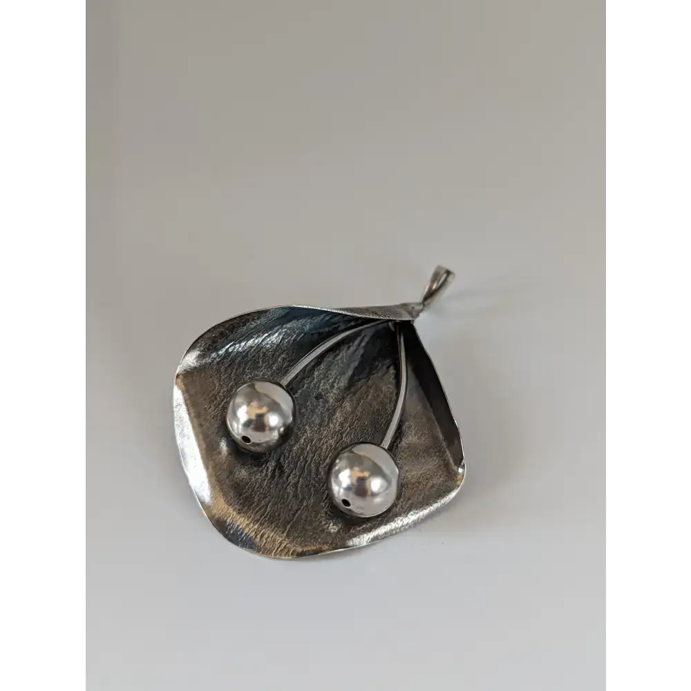 Silver Steed Extravagant Leaf & Stems Silver Pendant Round Pendant