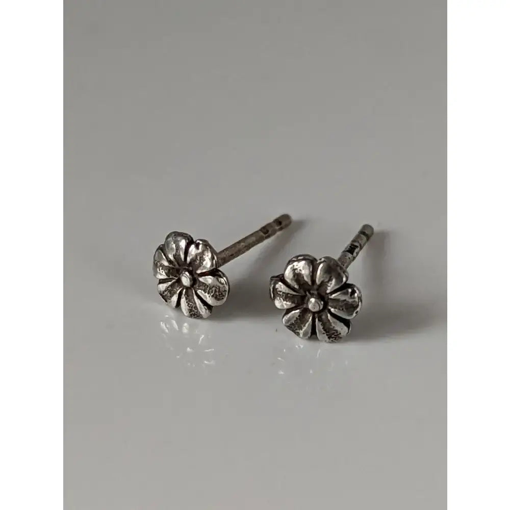 Silver steed flower stud earrings with delicate petals and tiny pearl center in shiny silver metal