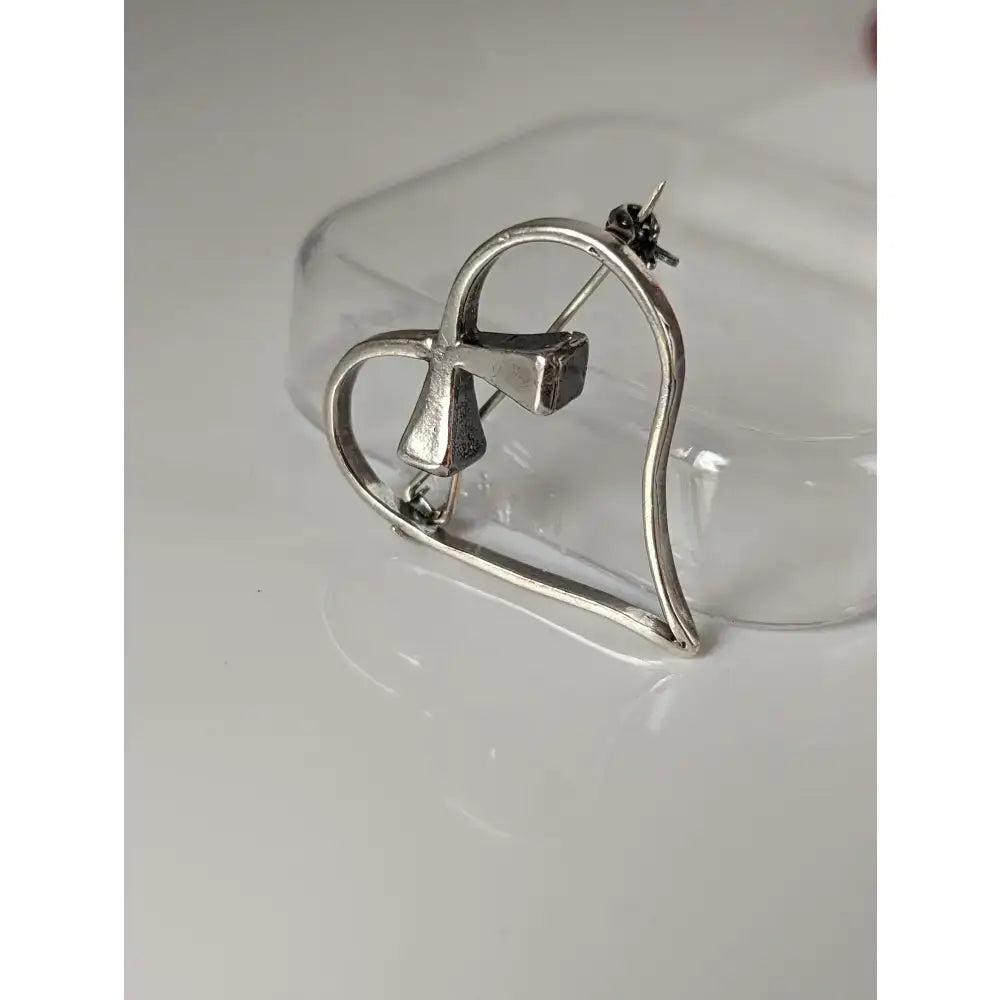 Silver steed horse heart brooch in silver with textured geometric shoe nail heart centerpiece and pin fastener