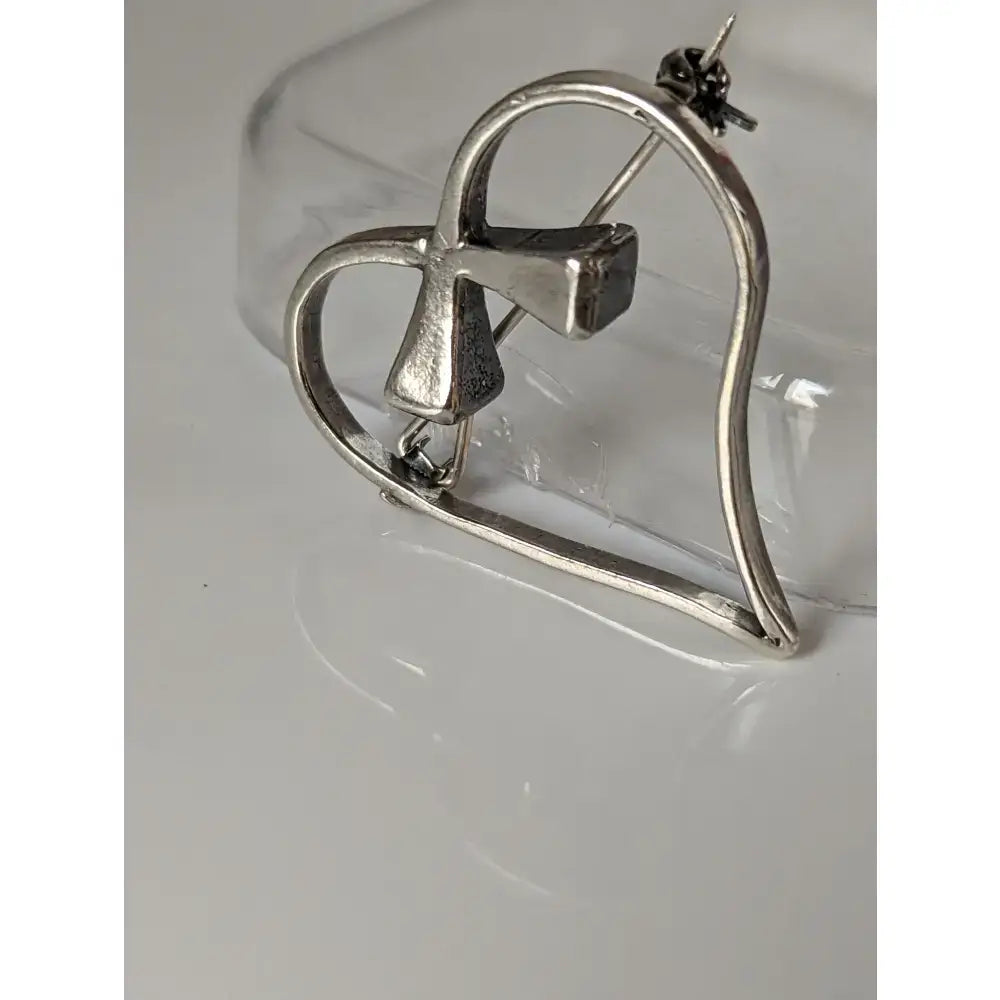 Silver steed horse heart brooch made of silver with a hammered shoe nail heart finish and a small square accent stone