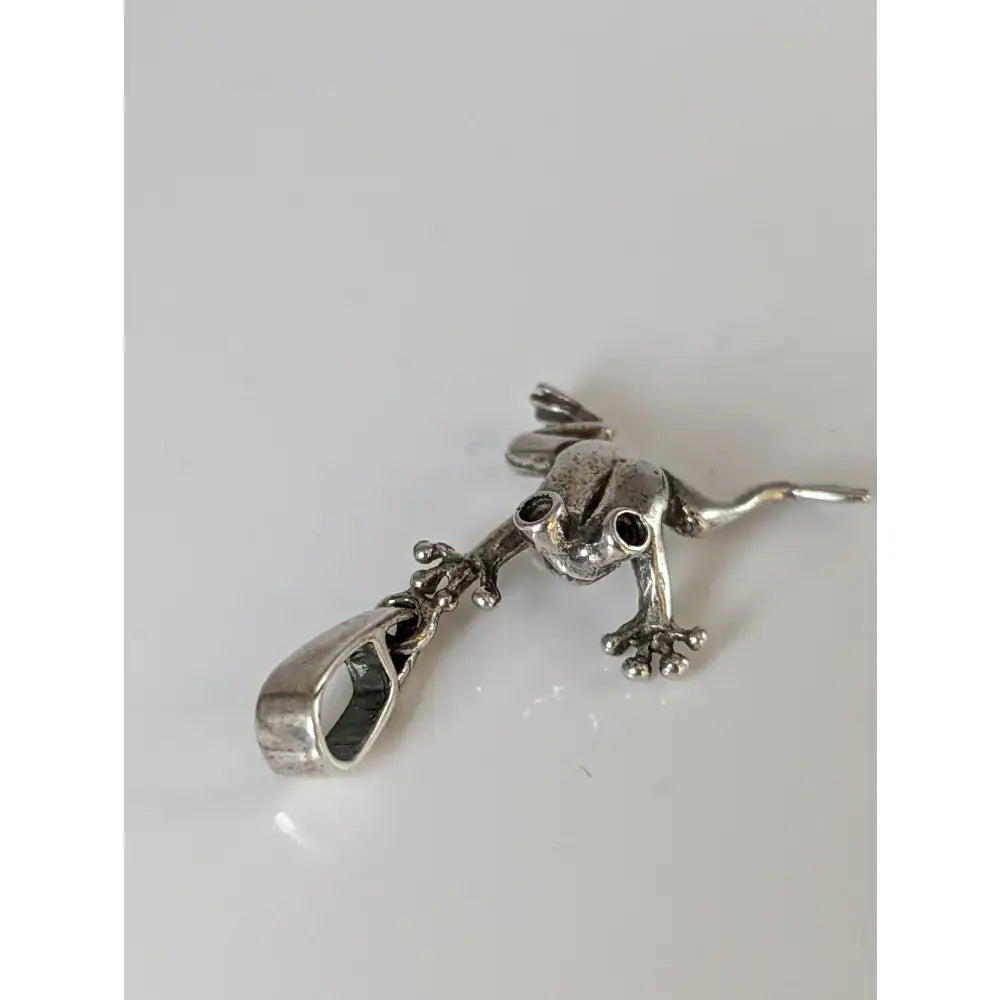 Silver steed jumping frog pendant silver with detailed limbs and textured skin in polished sterling silver finish