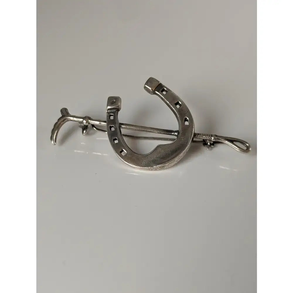 Silver steed large horseshoe stock tie pin in polished silver with rectangular cutouts and cane silver brooch style
