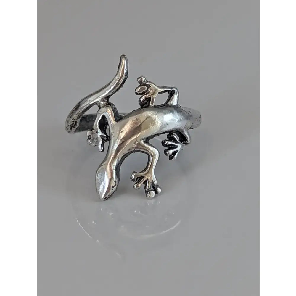 Silver steed lizard ring with detailed articulated limbs and polished handcrafted silver finish perfect for everyday wear
