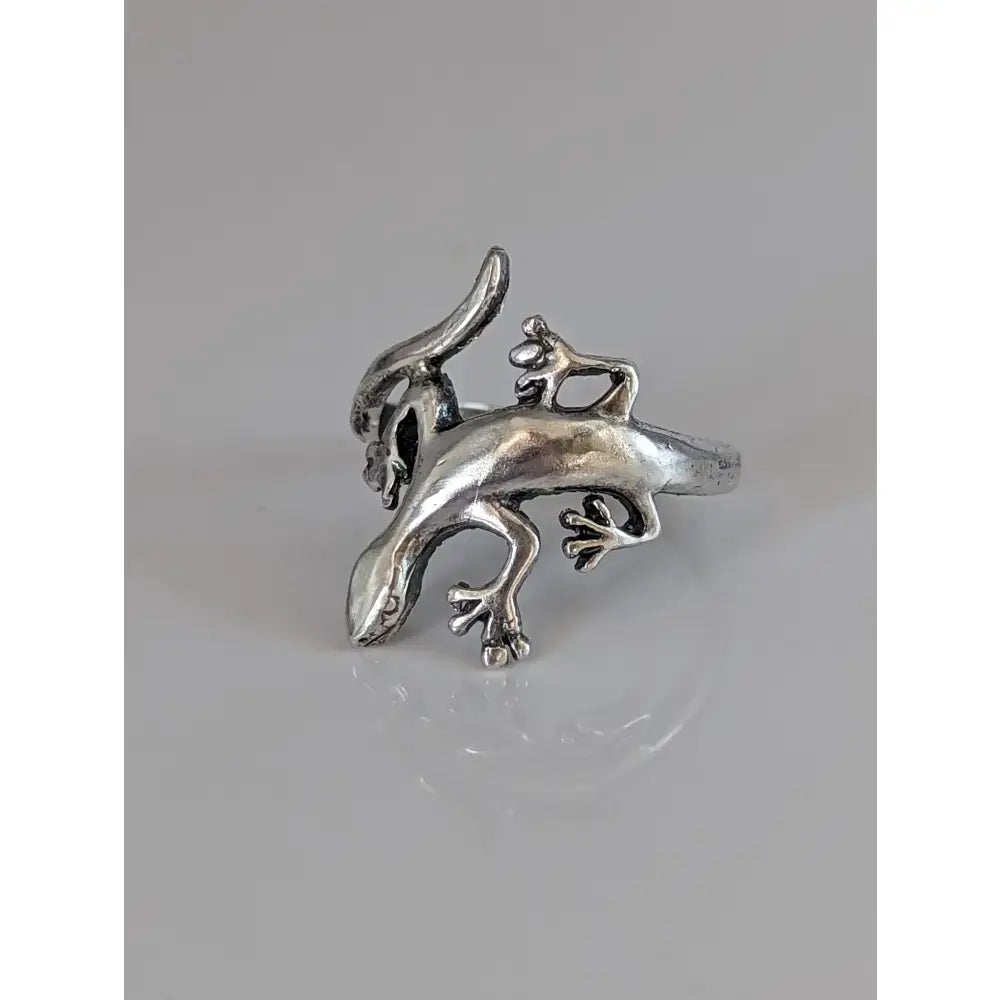 Silver steed lizard ring with detailed sculpted features and polished handcrafted silver finish for stylish wear