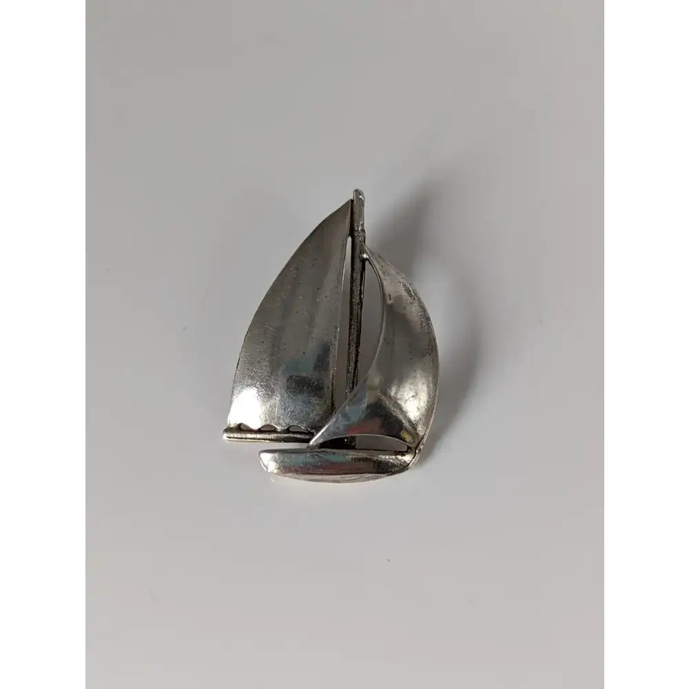 Silver steed sailing boat silver pendant is a silver sailboat-shaped brooch with polished finish and detailed hull and sails