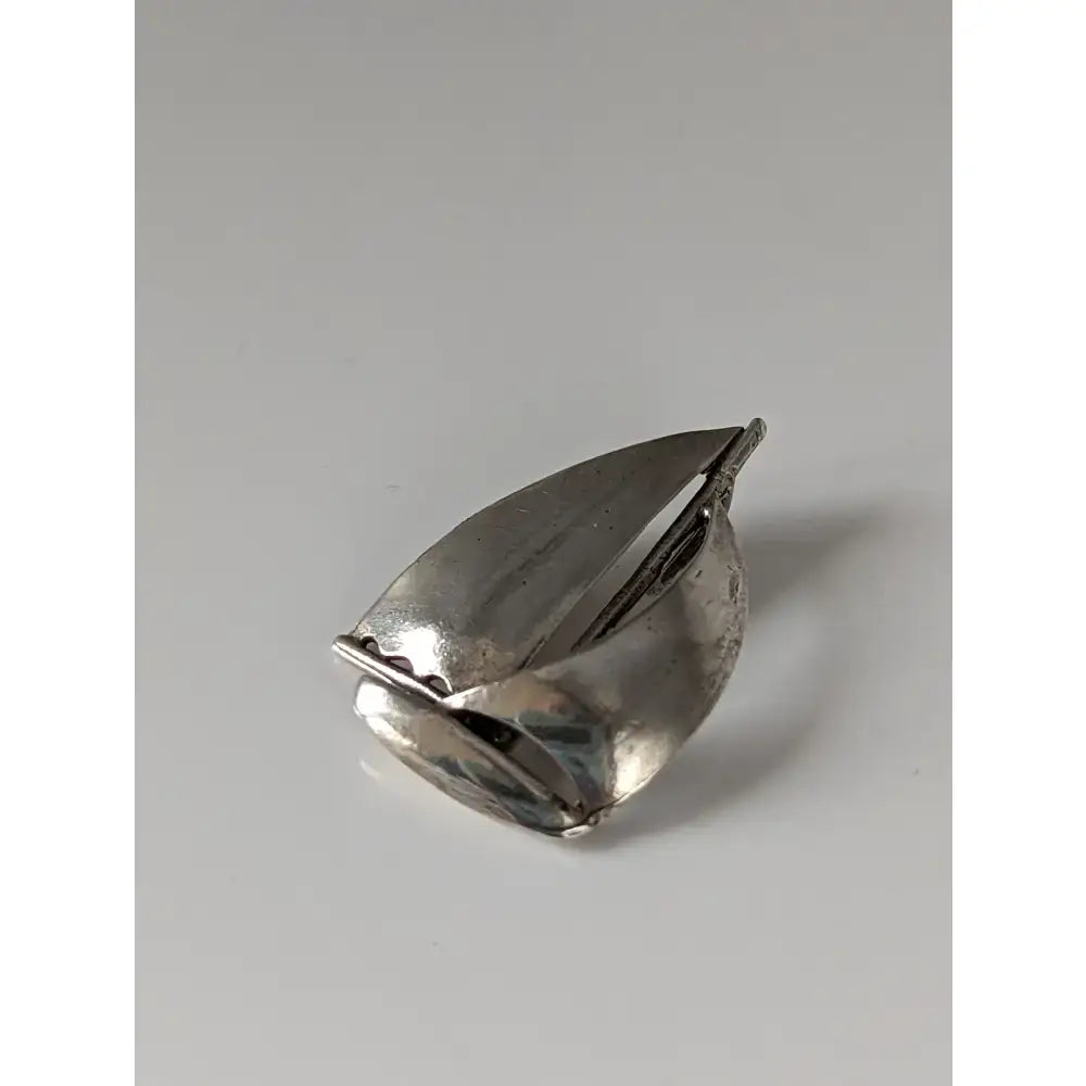 Silver steed sailing boat silver pendant with a polished metallic finish and detailed silver sailboat design ring
