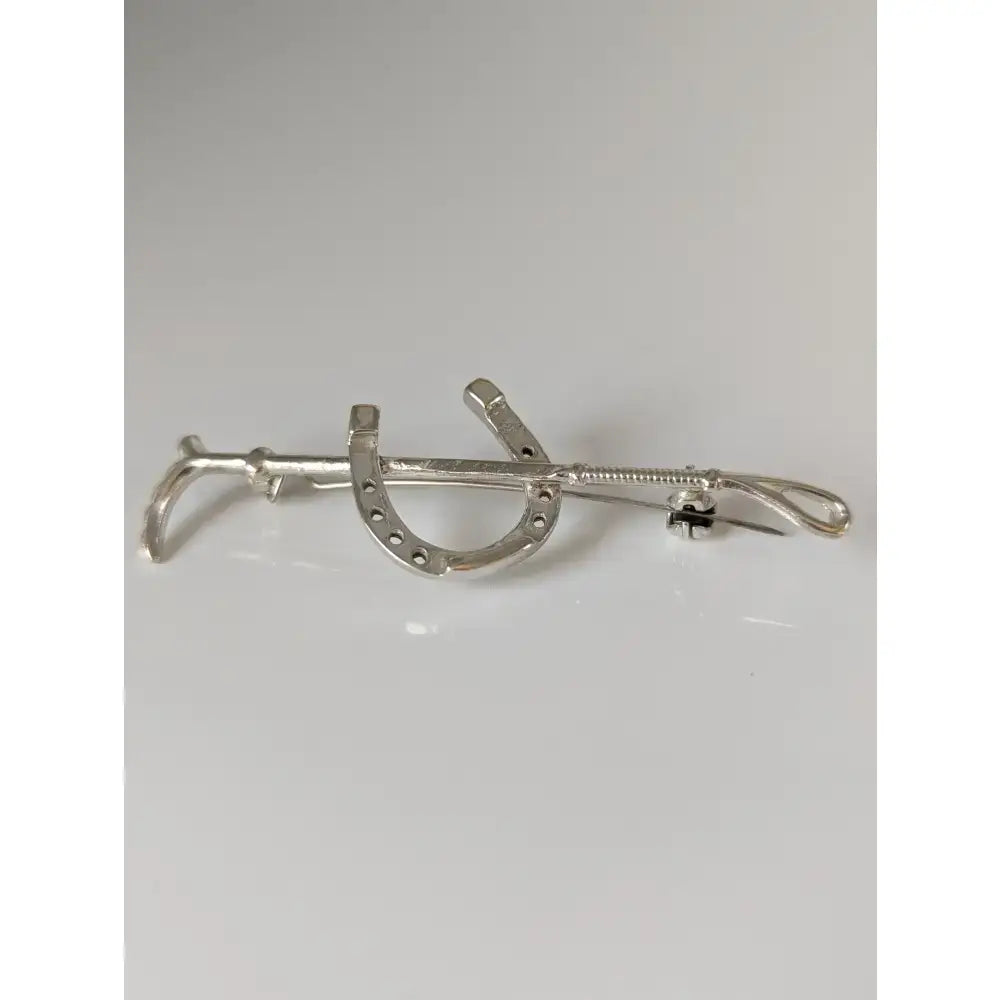 Silver steed shoe and cane silver brooch in silver metal designed as a stock tie pin for equestrian style