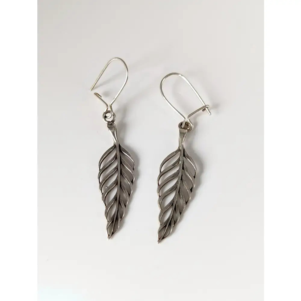 Silver steed tropical leaf dropped earrings with silver leaf shape and intricate veining details in dangle style