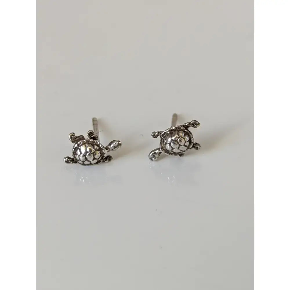 Silver steed turtle stud earrings with intricate shell detailing in shiny silver perfect for equestrian jewelry fans