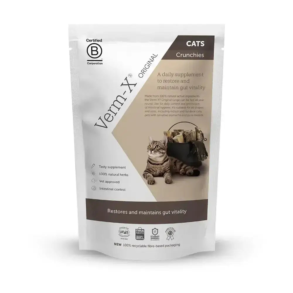 White and beige pouch of verm-x original crunchies for cats with natural active ingredients to control intestinal hygiene