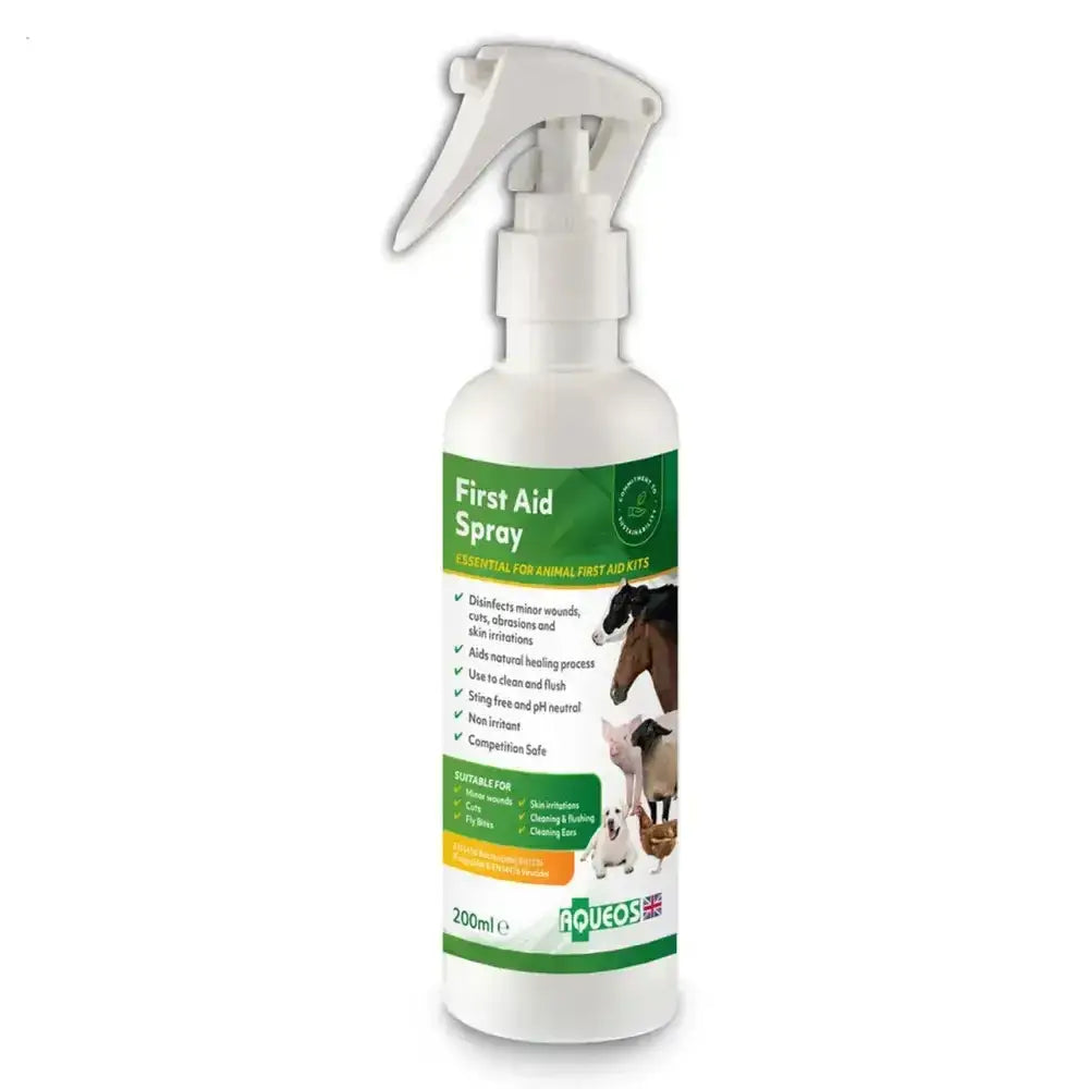 White plastic aid spray bottle with green label aqueos 200ml for disinfect cuts in animal aid kits