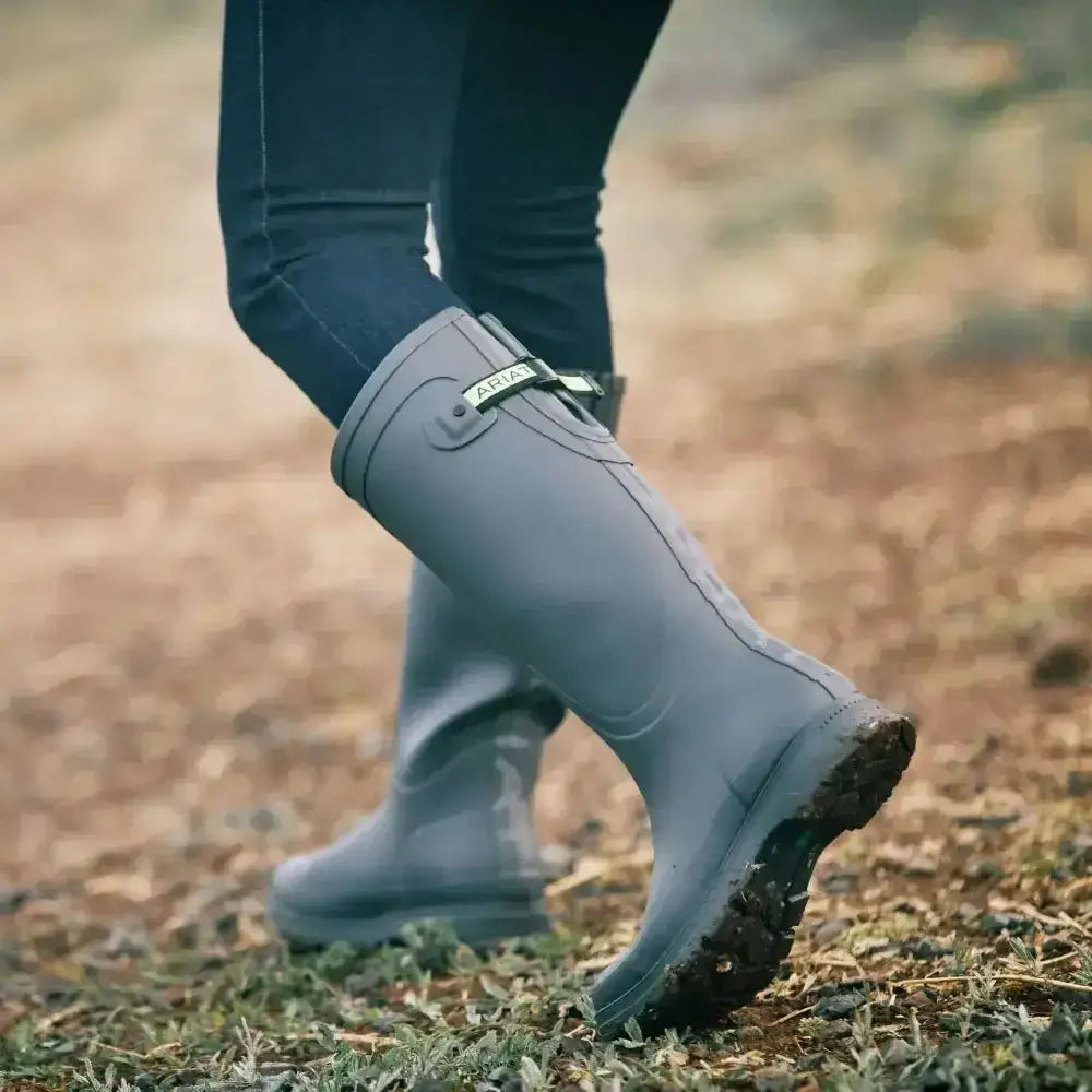 Gray rubber kelmarsh rubber wellington boots by ariat with black buckle and brand name on the side smartly designed ariat