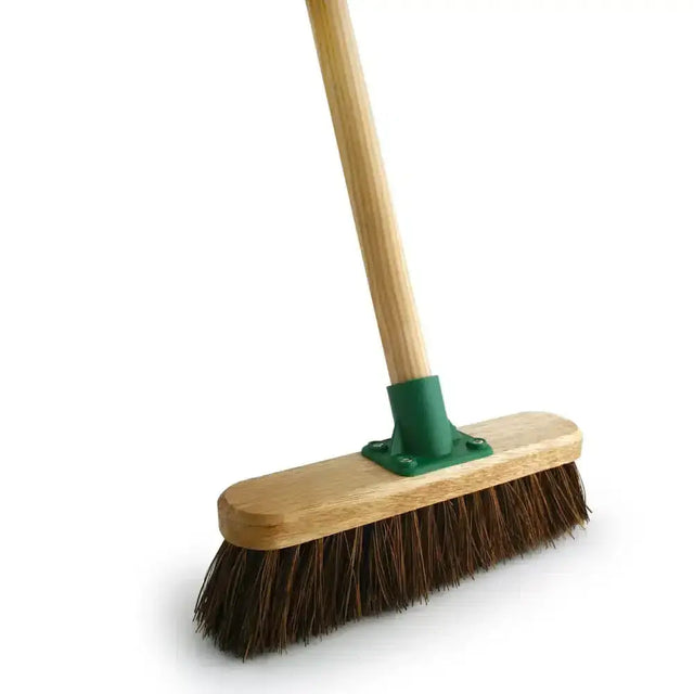 Brown varnished bassine broom fitted with a 4’6 handle featuring green plastic connector and light wood handle