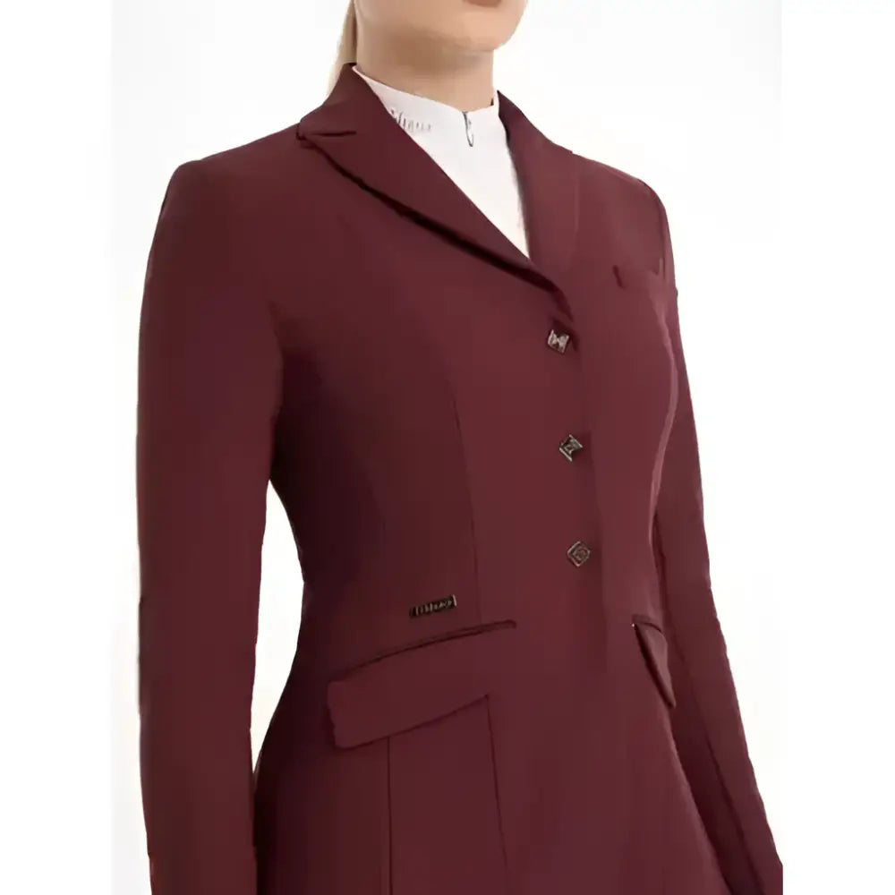 Le mieux dynamiqué jacket burgundy with black buttons and subtle stitching designed for ultimate breathability and style