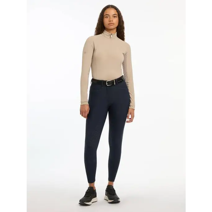 Young woman in Lemieux Isabelle Full Seat Breeches Navy with a stylish outfit