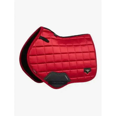 Red quilted lemieux loire close contact saddle pad with black trim and protective panel front for close contact use