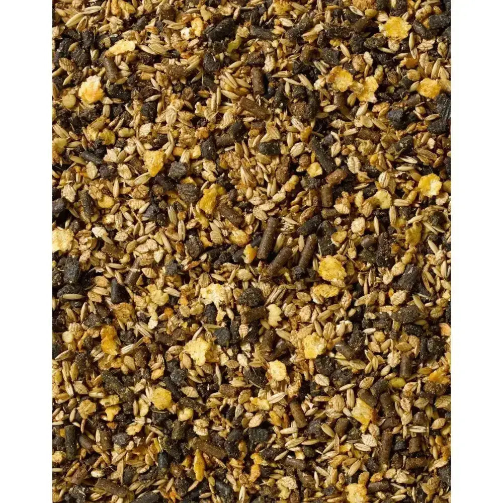 A mix of brown and yellow grains pellets and seeds with chelated minerals for equine athlete saracen enduro-performance feed