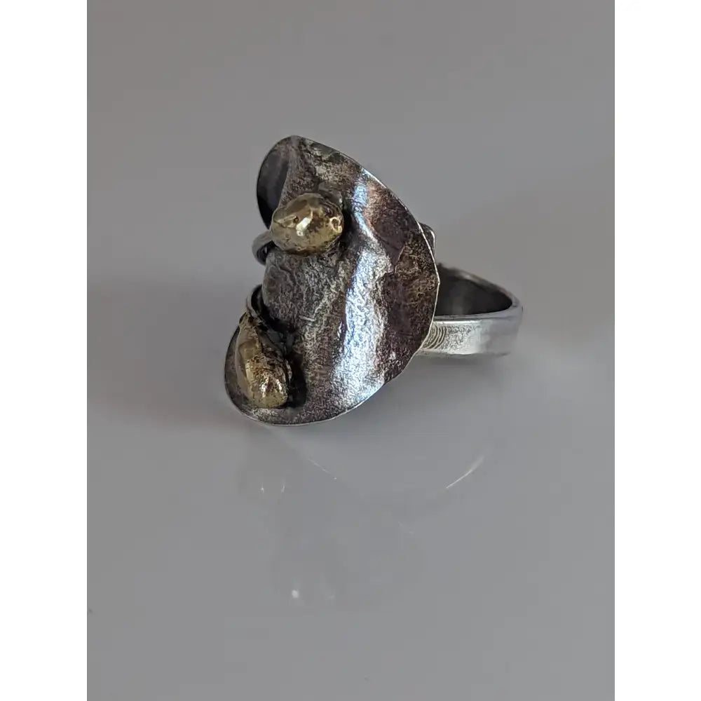 Silver steed big leaf sterling silver ring with a hammered texture and gold-colored stone ornament details