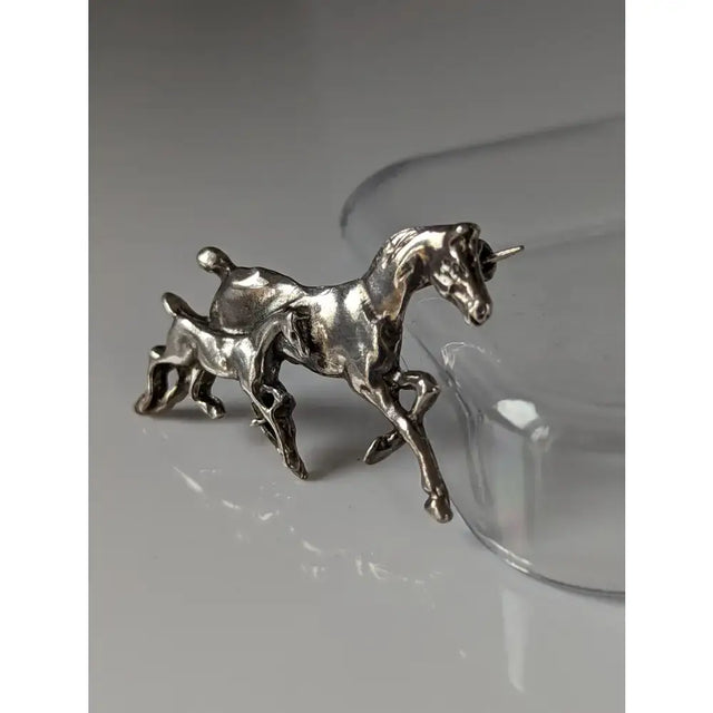 Silver steed brood mare stock tie pin with polished silver finish and detailed brood mare brooch design