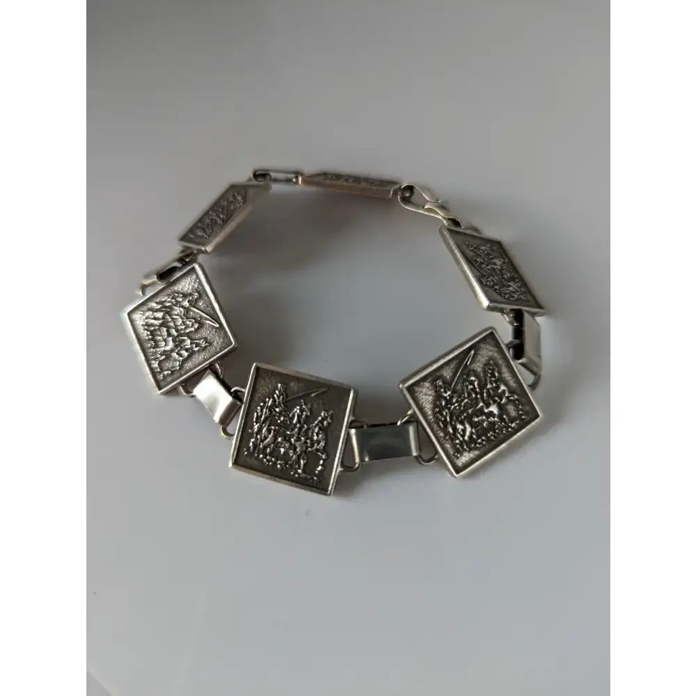 Silver steed carriage driving silver bracelet with square links engraved with historical battle scenes in solid silver