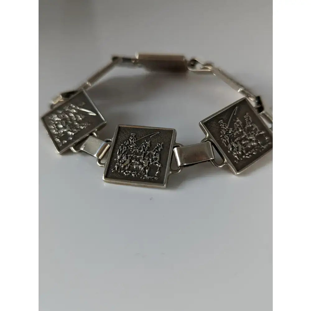 Silver steed carriage driving silver bracelet with silver-toned square links engraved with medieval battle scenes