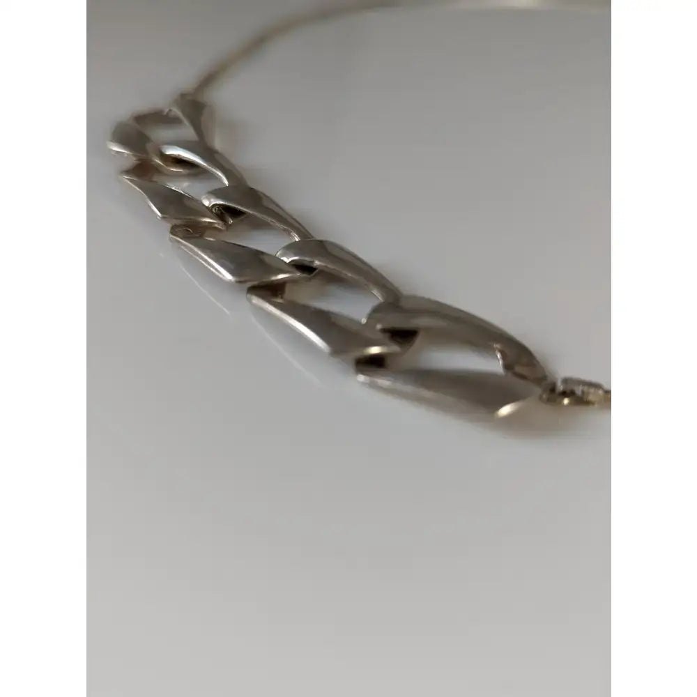 Silver steed chain chunky silver-toned link necklace with sleek interlocking curb chain design