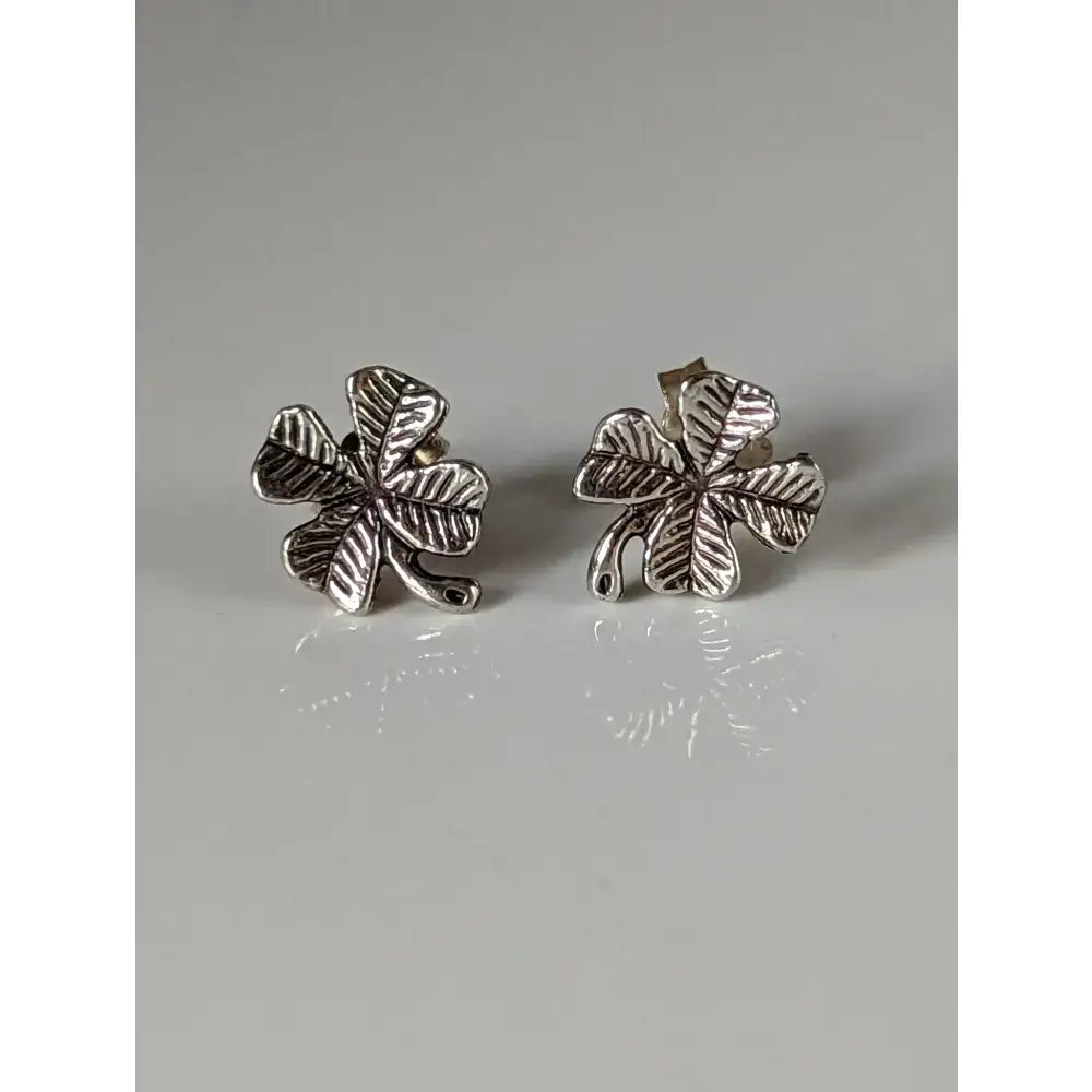 Silver steed clover stud earrings with detailed leaf veins and polished silver finish for everyday wear