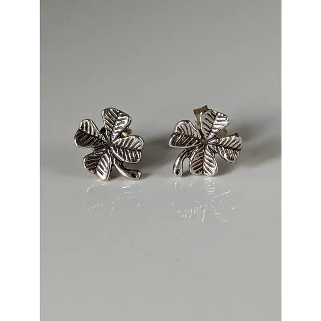 Silver steed clover stud earrings with detailed leaf veins and polished silver finish for everyday wear