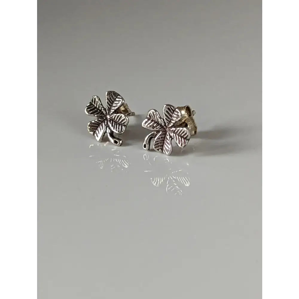 Silver steed clover stud earrings in silver with detailed leaf veins and a polished metallic finish