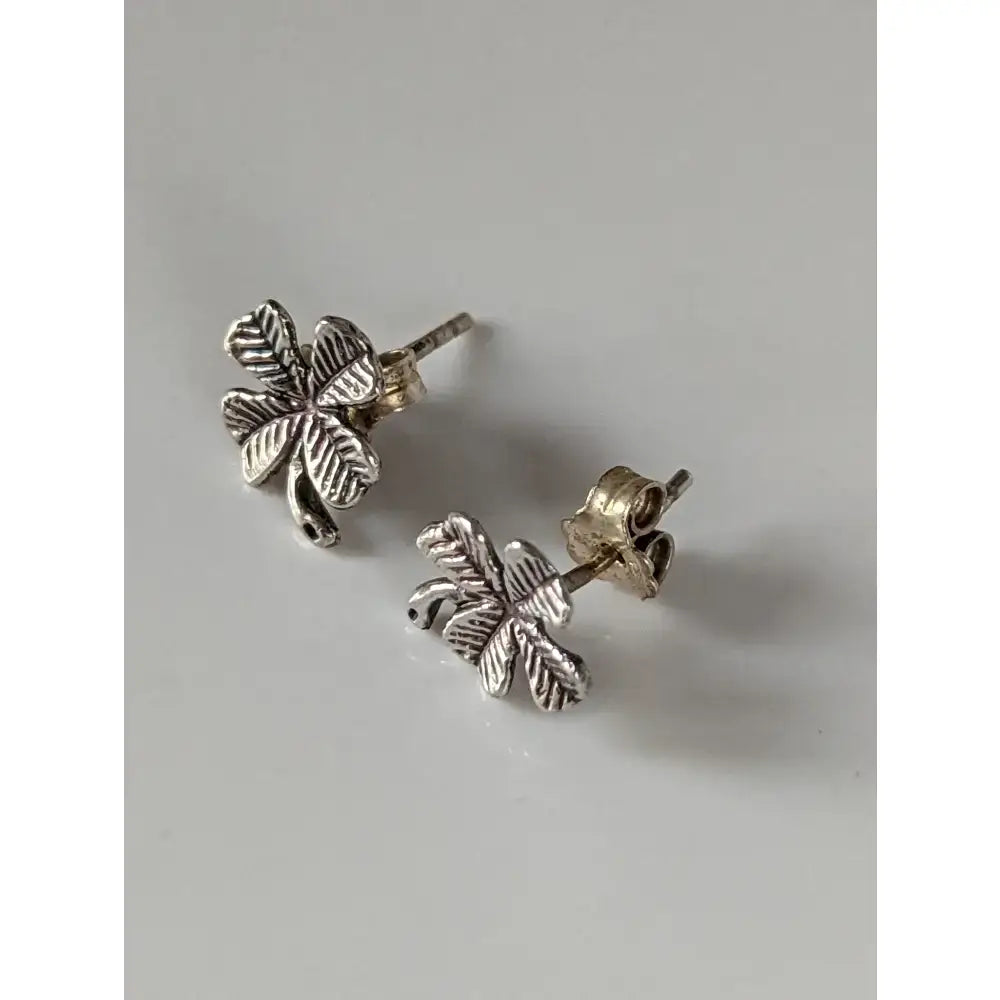 Silver steed clover stud earrings with detailed leaf veins and a polished silver metallic finish
