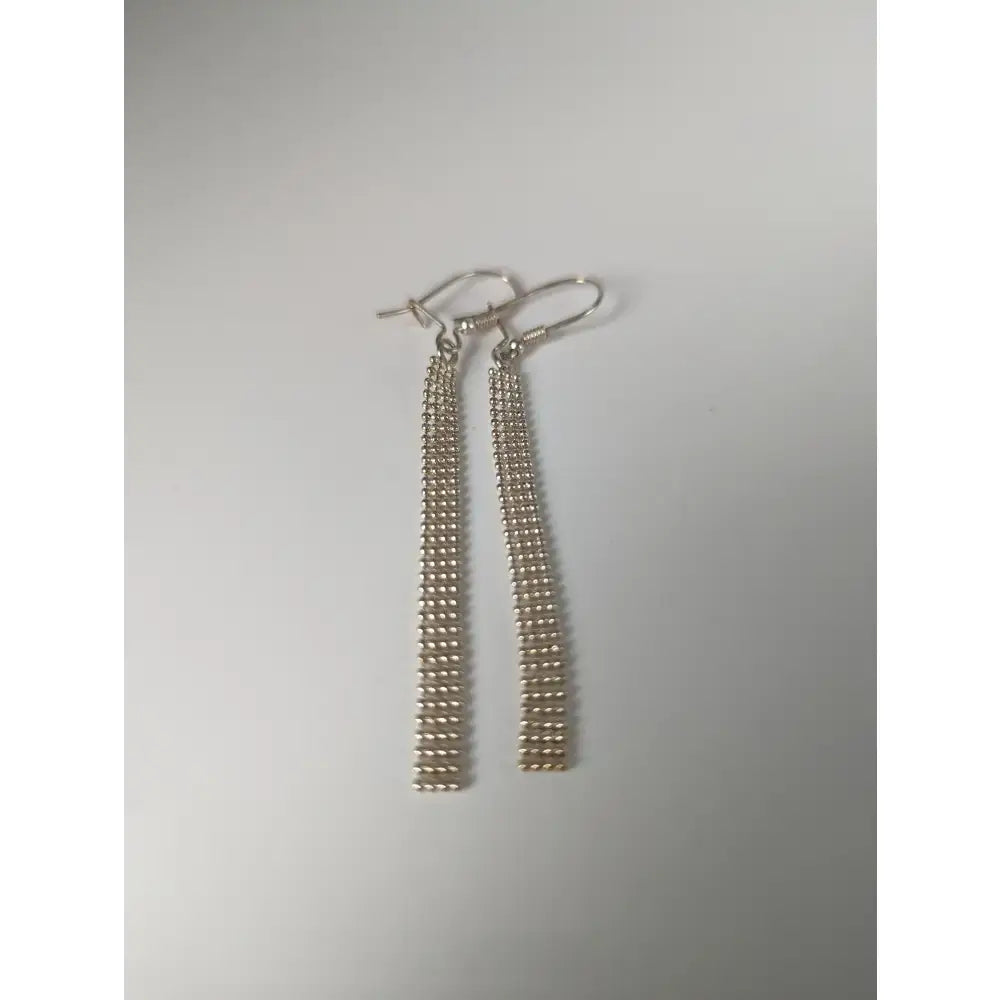 Silver steed curtain silver chain-link curtain dropped earrings with sleek elongated design for stylish wear