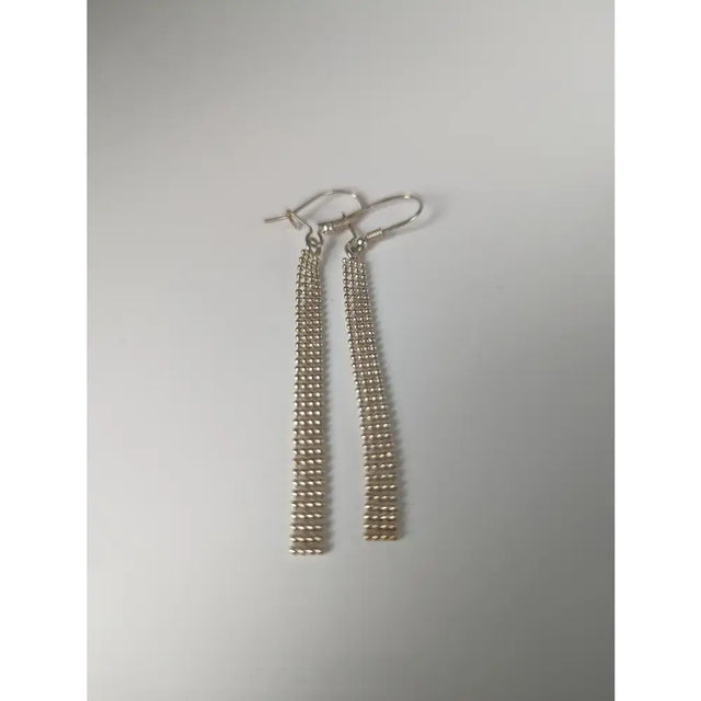 Silver steed curtain silver chain-link curtain dropped earrings with sleek elongated design for stylish wear