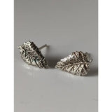 Silver steed detailed leaf stud earrings in silver with intricate vein detailing perfect for everyday wear