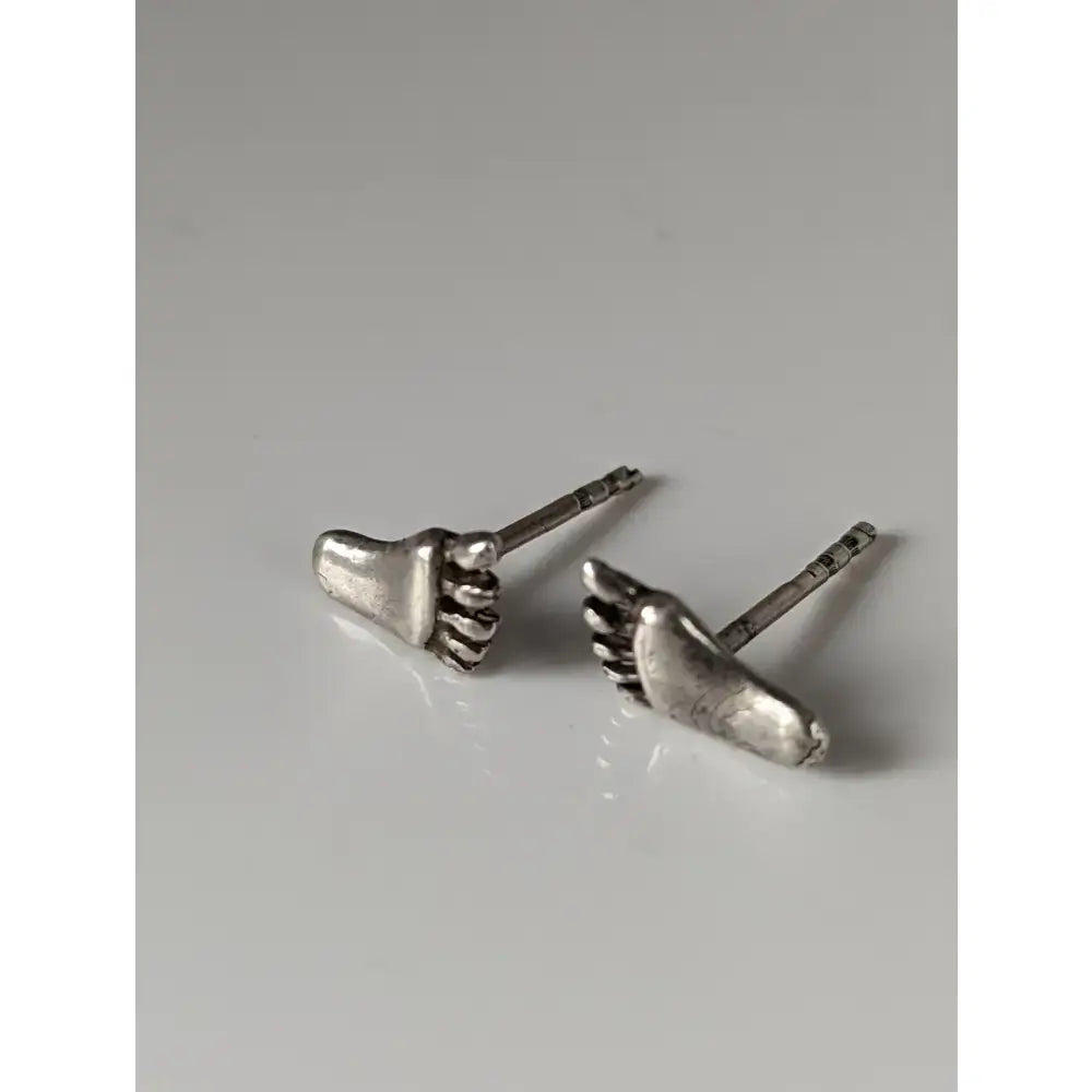Silver steed feet stud earrings in silver with detailed toe and arch contours perfect for everyday wear