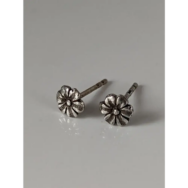 Silver Steed Flower Stud Earrings Earrings