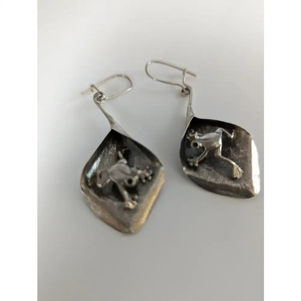 Silver steed frog leaf dangling earrings in sterling silver with hammered texture and hook closures