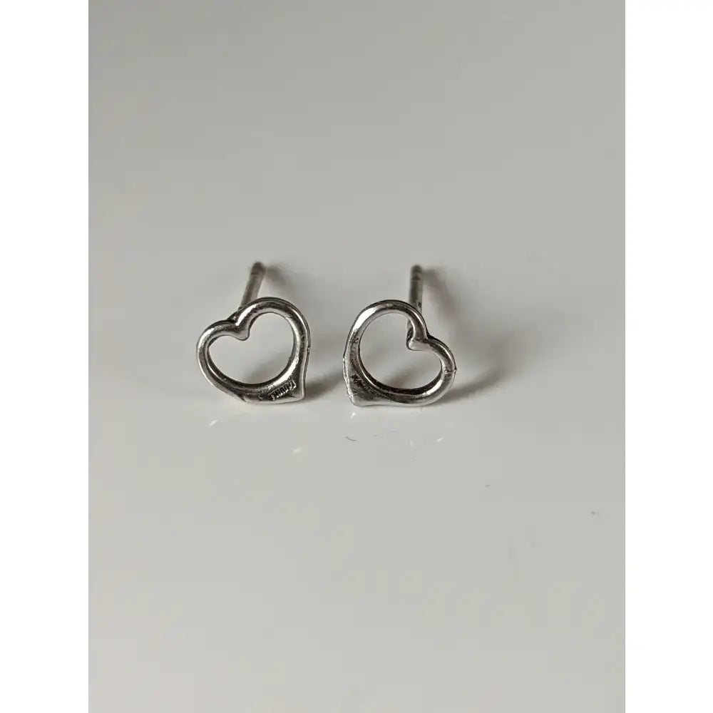 Silver steed heart stud earrings featuring minimalist open-heart design in polished silver for everyday wear